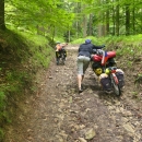 Další den opět nutno rvát kola do nesjízdného kopce po cestě opět označené jako cyklotrasa. Kameny, bahno, výmoly.