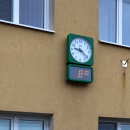 V Horních Věstonicích čekáme na bus, vedro opravdu není. Přes den se teplota zvedne o 1° C.