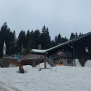 Nevypadalo to, ale pár běžkařů jsme potkali, lyže byly zapíchané i před další chatou Chamer Hütte